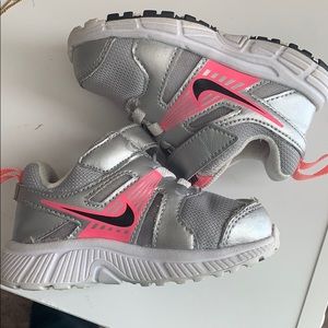 🔥FLASH SALE🔴 Size 5c babygirl Nike’s. 💗